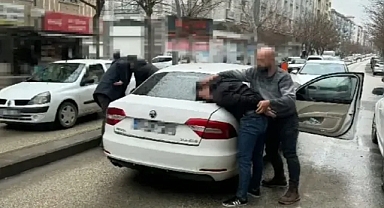 42 GÖÇMEN KAÇAKÇISI YAKALANDI