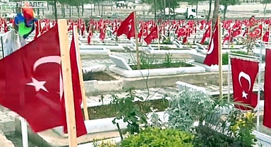 HER GÜNÜNÜ MEZAR BAŞINDA GEÇİRİYOR