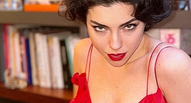 ZARAFETİYLE GÖZ KAMAŞTIRIYOR