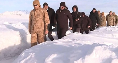 ASKERLER EKMEKLERİNİ BAKANLA BÖLÜŞTÜ