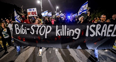 BAŞBAKANIN EVİNİN ÖNÜNDE GÖSTERİ