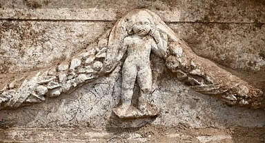 EVİN BAHÇESİNDEN LAHİT MEZAR ÇIKTI