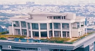 GÖKDELENİN TEPESİNDE MALİKANENİN İŞİ NE