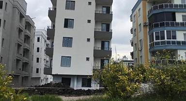İNŞAATI YENİ BİTEN APARTMAN YAN YATTI