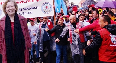 İŞÇİLER İZMİR'DE YAŞAMI DURDURDU
