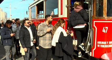 İSTİKLAL, BUGÜN HERKESTEN MUTLUYDU