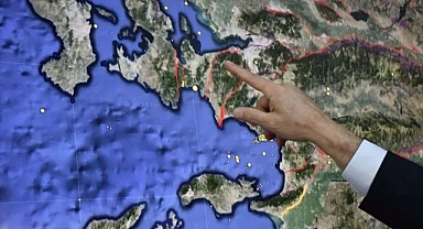 İZMİR YIKICI DEPREMİN POTASINA GİRDİ