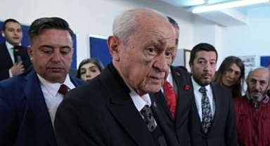 MOR GÖZLERİYLE OY ATMAYA GELDİ