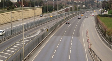 SEÇİM GÜNÜNDE İSTANBUL YOLLARI BOMBOŞ