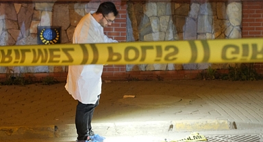 TRAFİK IŞIKLARINDA DURAN ARACA SİLAHLI SALDIRI