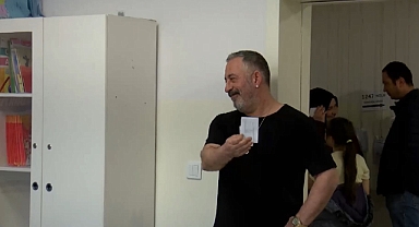 ÜNLÜ İSİMLER SANDIK BAŞINDA