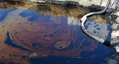 BORU HATTINDAN SIZAN PETROL DEREYE KARIŞTI