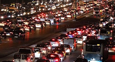 İFTAR SAATİNDE İSTANBUL'DA TRAFİK KİLİTLENDİ