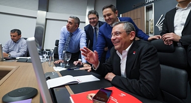 ÖZGÜR VE ÖZEL ADAMIN YÜZÜ GÜLÜYOR