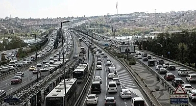 ŞİMDİLİK İSTANBUL TRAFİĞİNDE BEKLİYORLAR