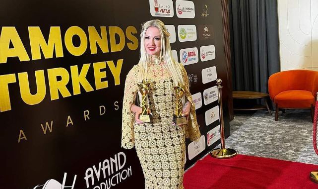 Ayşe Karaca Kuzey Kıbrıs’ın en iyi sunucusu ödülünü aldı.
