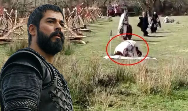 Üzerindeki Bizans askeri kıyafetiyle set arasında namaz kıldı