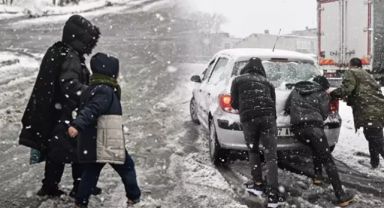 Kar yağışı nedeniyle İstanbul'da 9 ilçede okullar tatil edildi