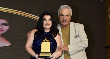 EBRU TORUN'A ÖDÜLÜNÜ HALİL ERGÜN VERDİ!