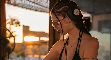 İriska: Müziğin Ritmini Yaşayan Bir DJ ve Model